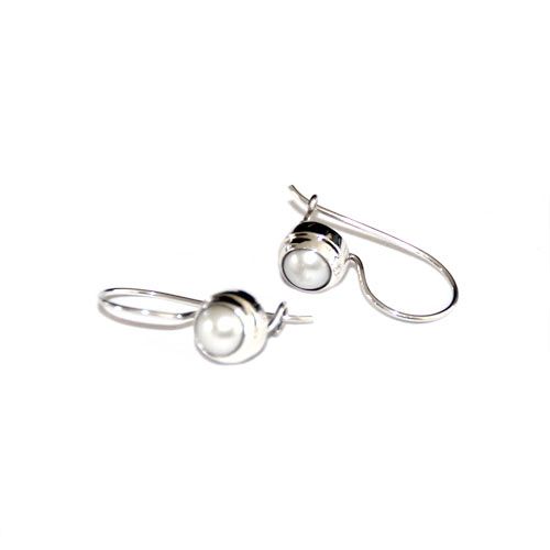 Silver earring with freshwaterpearl, Ø5mm; per pair